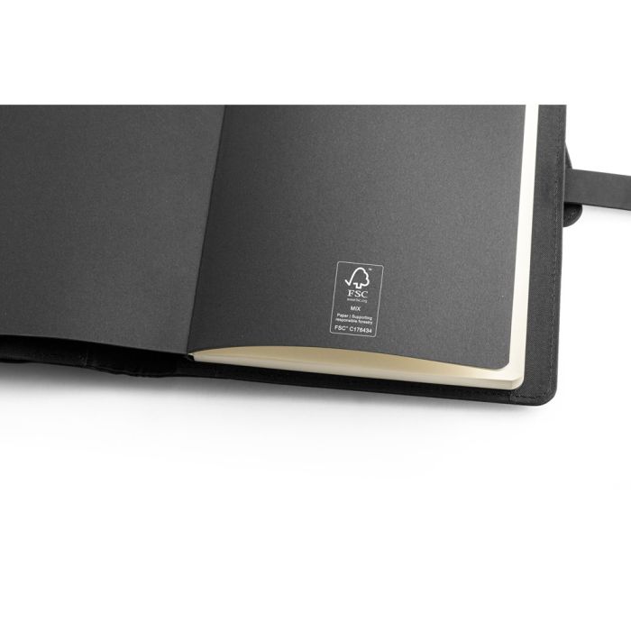 EMERGE A5 FOLDER. Mapa A5 din 300D poliester reciclat (100% rPET) cu încărcător wireless încorporat - Negru