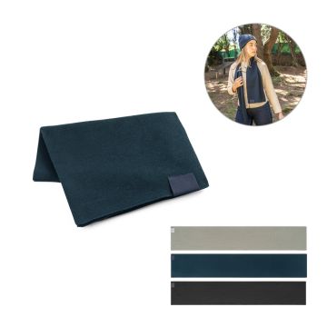 SERENITY. Eșarfă din poliester reciclat (100% rPET) cu un detaliu cusut pentru personalizare